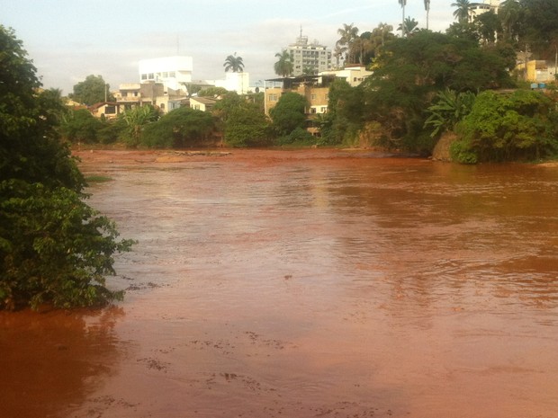 Lama com rejeitos de usina em Mariana (MG) toma conta de toda a água do Rio Doce. (Foto: Sávio Scarabelli/G1)