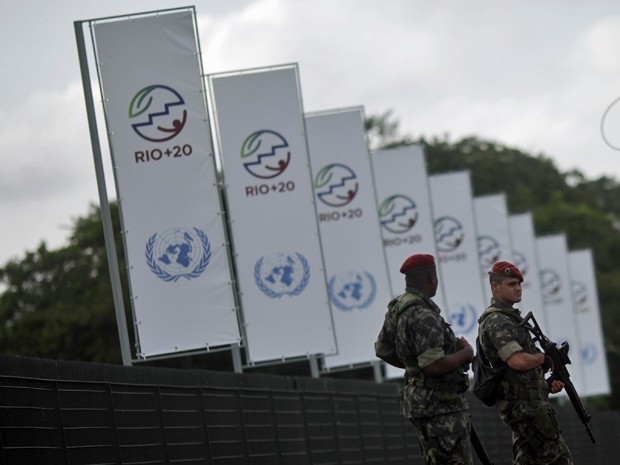 Soldados fazem policiamento no Riocentro, sede da Rio+20. (Foto: Reuters)