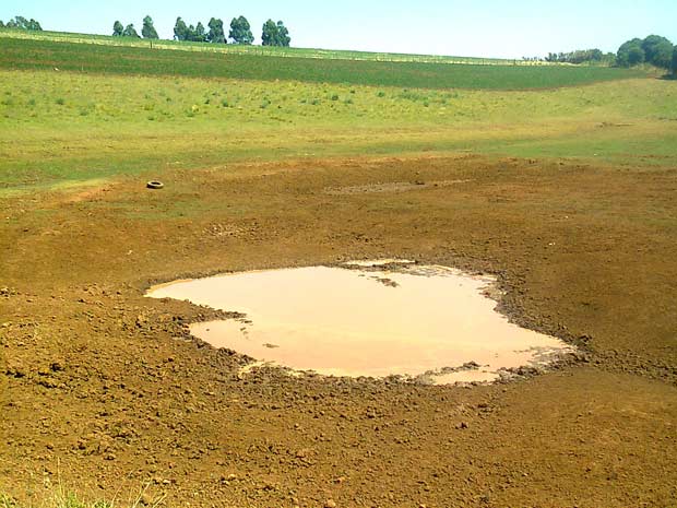 Em Santo Augusto, na Região Noroeste, açude secou  (Foto: Luis Frey/RBS TV)