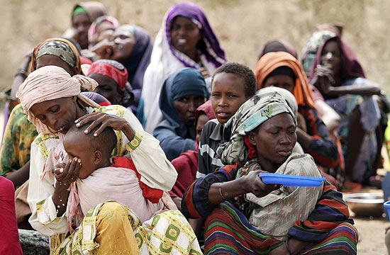 Mulheres aguardam refeição em um campo de refugiados em Mogadício, na Somália, país assolado pela fome