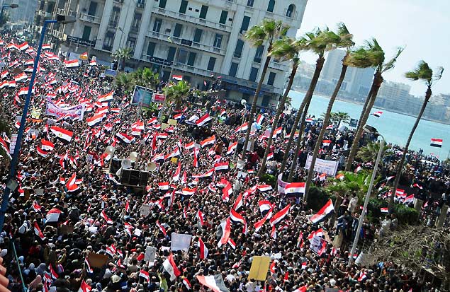 Manifestantes antigoverno tomam as ruas da litorânea Alexandria, segunda maior cidade do Egito, no 18º dia de protestos
