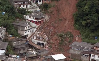 Destroços de casas equilibram-se em encosta devastada pela tempestade em Teresópolis / Foto: Leo Dresch