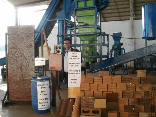 Eudaldo mostra os equipamentos que criou e os produtos feitos com lixo (Foto: Daniel de Oliveira/Divulgação)