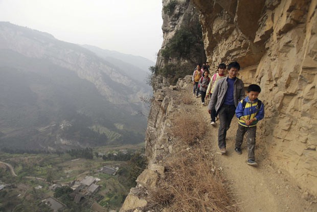 Alunos se arriscam para ir à aula na escola primária Banpo, na China, em 12 de março (Foto: Reuters/Stringer)