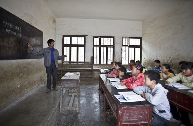O professor Xu Liangfan dá aula de matemática em 12 de março (Foto: Reuters/Stringer)