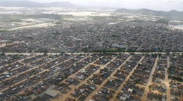 Chuva no Vale do Itajaí (Foto: Folha Imagem)