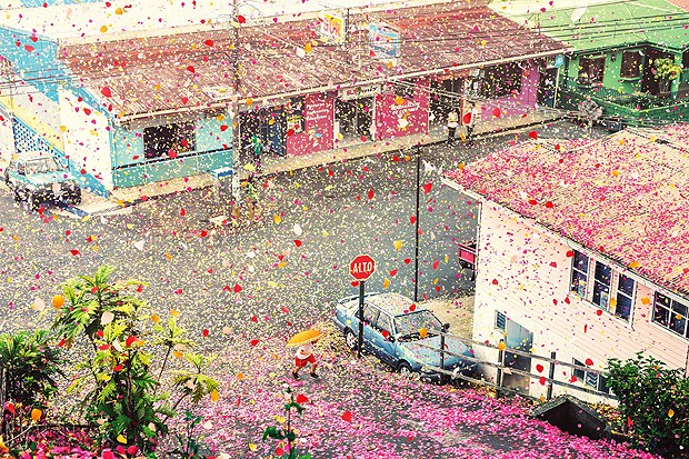 Pequena vila na Costa Rica foi coberta de pétalas (Foto: Nick Meek )