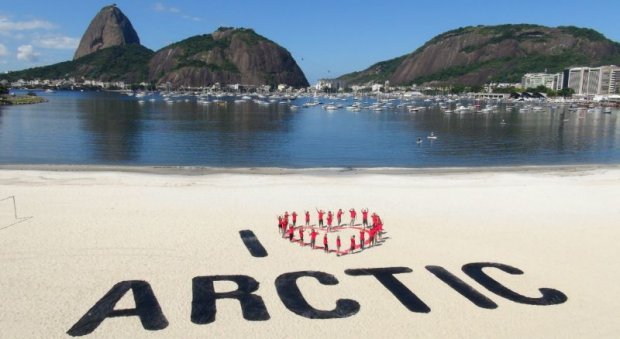 Divulgação/Ivo Gonzalez /Greenpeace  / Greenpeace: ato em defesa do Ártico na Praia de Botafogo