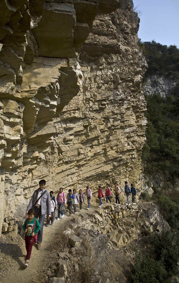 Alunos se arrisca para ir à aula na escola primária Banpo, na China, em 12 de março (Foto: Reuters/Stringer)