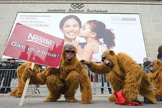 Ativistas do Greenpeace fantasiados de orangotangos protestam  contra a Nestlé pela destruição de florestas