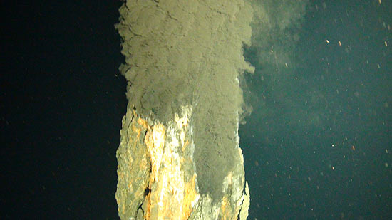 Primeira foto da chaminé submarina mais profunda já descoberta; a 
 temperatura da água expelida pelo vulcão subaquático derrete chumbo