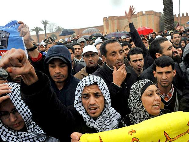 20 de fevereiro - Cartazes carregados pelos manifestantes continham frases como o rei deve reinar, e não governar e o povo quer uma nova Constituição em protestos em várias cidades do Marrocos  Foto: AFP