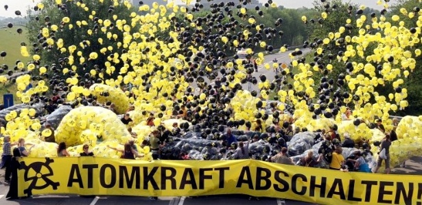 Manifestantes protestam em frente a uma usina nuclear da cidade de Kleinensiel, na Alemanha