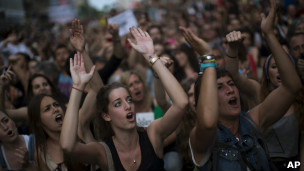 Jovens protestam na Espanha para marcar um ano dos protestos dos 'indignados', que se voltaram contra o desemprego elevado e a situação social em crise do país 