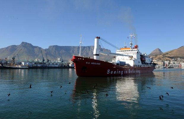 Navio 'SA Agulhas', que leva grupo de exploradores até a Antártica (Foto: Alexander Joe/AFP)